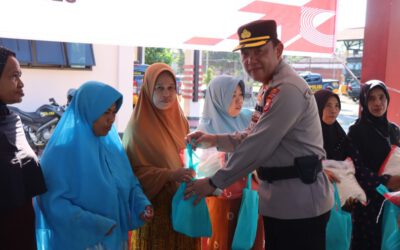 Sambut Hut Bhayangkara, Kapolres Bersama Bupati Bagikan Bantuan Sosial