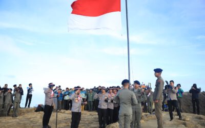 Jelang HUT RI ke-80, Polda Jabar Kibarkan Bendera Merah Putih di Puncak Gunung Ciremai
