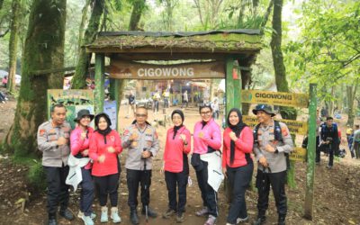 Ibu Kapolda Jabar Jadi Satu-Satunya Ketua Bhayangkari Tembus Puncak Gunung Ciremai
