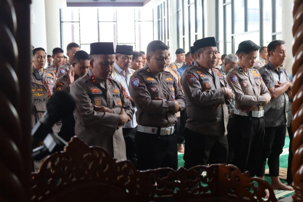 Kapolda Bengkulu dan Personel Polda Bengkulu Laksanakan Shalat Gaib untuk Pengemudi Ojol (Ojek Online)