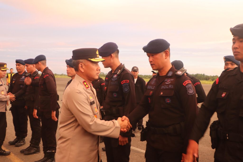 Kapolda Bengkulu Pimpin Upacara Pemberangkatan Satbrimobda Polda Bengkulu BKO Polda Metro Jaya