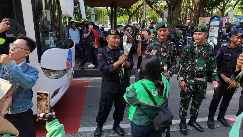Bagikan Ribuan Mawar Untuk Anggota Polri dan TNI di Monas, Komunitas Ojol Tidak Mau Terprovokasi